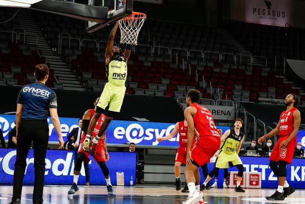 rechts 02 Sacar Anim (medi Bayreuth) links Trevis Simpson (Brose Bamberg, 15) Brose Bamberg - medi Bayreuth - easyCredit-BBL - Basketball Bundesliga Saison 2021 22 Spieltag 9, 04.12.2021 Bamberg, Brose Arena link Shannon Scott (Brose Bamberg, 07) Copyright: DanielxLöb