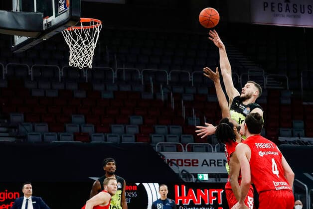 oben 19 Martynas Sajus (medi Bayreuth) unten Omar Prewitt (Brose Bamberg, 04) Brose Bamberg - medi Bayreuth - easyCredit-BBL - Basketball Bundesliga Saison 2021 22 Spieltag 9, 04.12.2021 Bamberg, Brose Arena link Shannon Scott (Brose Bamberg, 07) Copyright: DanielxLöb