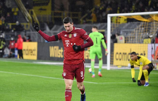 Bilder des Jahres 2021, Sport 12 Dezember Sport Themen der Woche KW48 Sport Bilder des Tages Jubel Robert Lewandowski (Bayern Muenchen) 04.12.2021, Fussball GER, Saison 2021 2022, 1. Bundesliga, 14. Spieltag, Borussia Dortmund - FC Bayern München, Foto: Maik Hölter TEAM2sportphoto ***DFL regulations prohibit any use of photographs as image sequences and or quasi-video.*** Dortmund Nordrhein Westfalen Deutschland *** Cheer Robert Lewandowski Bayern Muenchen 04 12 2021, Football GER, Season 2021 2022, 1 Bundesliga, Matchday 14, Borussia Dortmund FC Bayern Munich, Photo Maik Hölter TEAM2sportphoto DFL regulations prohibit any use of photographs as image sequences and or quasi video Dortmund Nordrhein Westfalen Germany Team2