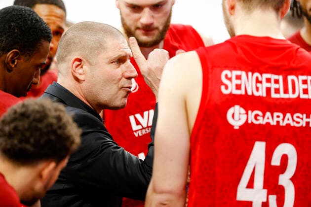 Headcoach Oren Amiel (Brose Bamberg) Brose Bamberg - medi Bayreuth - easyCredit-BBL - Basketball Bundesliga Saison 2021 22 Spieltag 9, 04.12.2021 Bamberg, Brose Arena link Shannon Scott (Brose Bamberg, 07) Copyright: DanielxLöb
