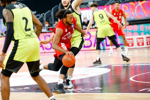 vorne Akil Mitchell (Brose Bamberg, 08) Brose Bamberg - medi Bayreuth - easyCredit-BBL - Basketball Bundesliga Saison 2021 22 Spieltag 9, 04.12.2021 Bamberg, Brose Arena link Shannon Scott (Brose Bamberg, 07) Copyright: DanielxLöb