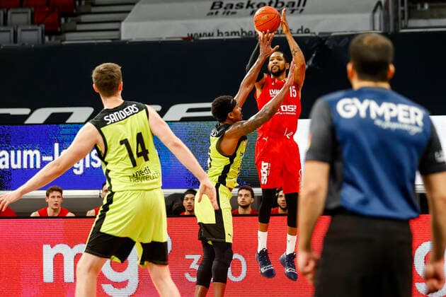 rechts Trevis Simpson (Brose Bamberg, 15) links Christian Sengfelder (Brose Bamberg, 43) Brose Bamberg - medi Bayreuth - easyCredit-BBL - Basketball Bundesliga Saison 2021 22 Spieltag 9, 04.12.2021 Bamberg, Brose Arena link Shannon Scott (Brose Bamberg, 07) Copyright: DanielxLöb