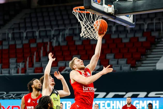 rechts Christian Sengfelder (Brose Bamberg, 43) Brose Bamberg - medi Bayreuth - easyCredit-BBL - Basketball Bundesliga Saison 2021 22 Spieltag 9, 04.12.2021 Bamberg, Brose Arena link Shannon Scott (Brose Bamberg, 07) Copyright: DanielxLöb