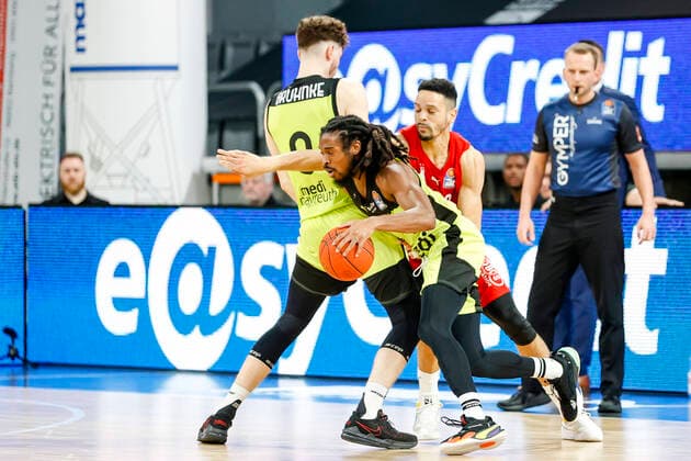 vorne 03 Marcus Thornton (medi Bayreuth) hinten links 09 Kay Bruhnke (medi Bayreuth) hinten rechts Dominic Lockhart (Brose Bamberg, 03) Brose Bamberg - medi Bayreuth - easyCredit-BBL - Basketball Bundesliga Saison 2021 22 Spieltag 9, 04.12.2021 Bamberg, Brose Arena link Shannon Scott (Brose Bamberg, 07) Copyright: DanielxLöb