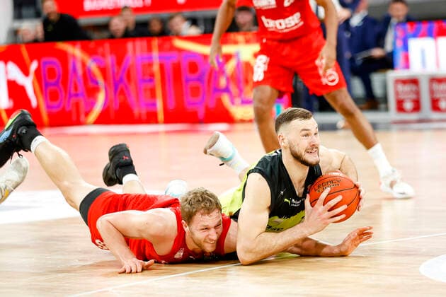 rechts 19 Martynas Sajus (medi Bayreuth) links Christian Sengfelder (Brose Bamberg, 43) Brose Bamberg - medi Bayreuth - easyCredit-BBL - Basketball Bundesliga Saison 2021 22 Spieltag 9, 04.12.2021 Bamberg, Brose Arena link Shannon Scott (Brose Bamberg, 07) Copyright: DanielxLöb