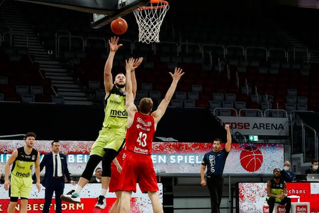 links 19 Martynas Sajus (medi Bayreuth) rechts Christian Sengfelder (Brose Bamberg, 43) Brose Bamberg - medi Bayreuth - easyCredit-BBL - Basketball Bundesliga Saison 2021 22 Spieltag 9, 04.12.2021 Bamberg, Brose Arena link Shannon Scott (Brose Bamberg, 07) Copyright: DanielxLöb