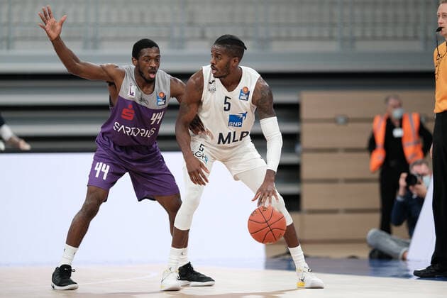 Shyron Ely (MLP Academics Heidelberg, 5) im Zweikampf mit Kamar Baldwin (BG Goettingen, 44) beim BBL Spiel der MLP Academics Heidelberg vs. BG Goettingen in der 1.Basketball Bundesliga am 04.12.2021 MLP Academics Heidelberg vs. BG Goettingen, Basketball, Easycredit BBL, 04.12.2021 Heidelberg Copyright: xEibner-Pressefotox xMichaelxBermelx