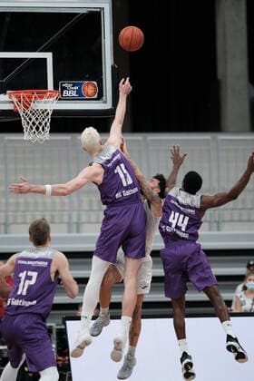 Jordan Geist (MLP Academics Heidelberg, 15) im Zweikampf mit Philipp Hartwich (BG Goettingen, 15) und Kamar Baldwin (BG Goettingen, 44) beim BBL Spiel der MLP Academics Heidelberg vs. BG Goettingen in der 1.Basketball Bundesliga am 04.12.2021 MLP Academics Heidelberg vs. BG Goettingen, Basketball, Easycredit BBL, 04.12.2021 Heidelberg Copyright: xEibner-Pressefotox xMichaelxBermelx