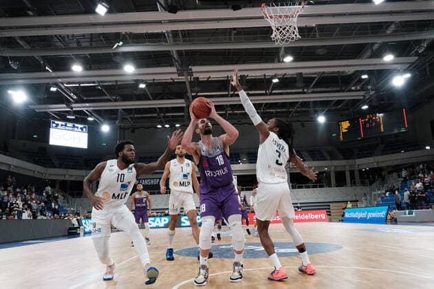 Harper Kamp (BG Goettingen, 18) beim Wurf gegen Kelvin Martin (MLP Academics Heidelberg, 10) und Robert Lowery Jr. (MLP Academics Heidelberg, 3) beim BBL Spiel der MLP Academics Heidelberg vs. BG Goettingen in der 1.Basketball Bundesliga am 04.12.2021 MLP Academics Heidelberg vs. BG Goettingen, Basketball, Easycredit BBL, 04.12.2021 Heidelberg Copyright: xEibner-Pressefotox xMichaelxBermelx