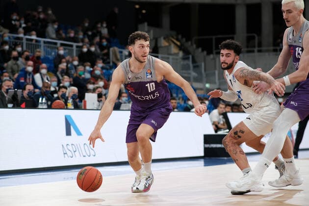 Haris Hujic (BG Goettingen, 10) im Zweikampf mit Jordan Geist (MLP Academics Heidelberg, 15), daneben Philipp Hartwich (BG Goettingen, 15) beim BBL Spiel der MLP Academics Heidelberg vs. BG Goettingen in der 1.Basketball Bundesliga am 04.12.2021 MLP Academics Heidelberg vs. BG Goettingen, Basketball, Easycredit BBL, 04.12.2021 Heidelberg Copyright: xEibner-Pressefotox xMichaelxBermelx