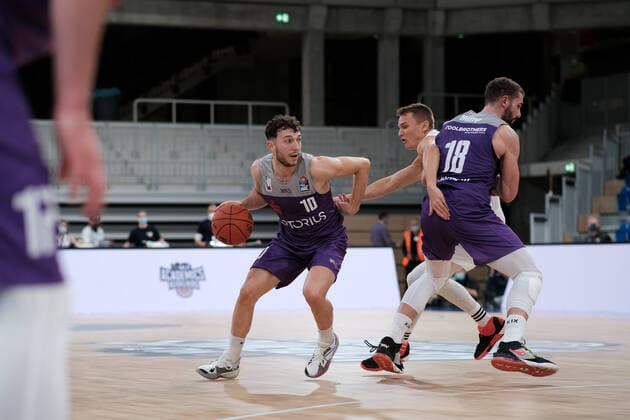 Haris Hujic (BG Goettingen, 10) im Zweikampf mit Niklas Wuerzner (MLP Academics Heidelberg, 2) der am Block von Harper Kamp (BG Goettingen, 18) haengen bleibt beim BBL Spiel der MLP Academics Heidelberg vs. BG Goettingen in der 1.Basketball Bundesliga am 04.12.2021 MLP Academics Heidelberg vs. BG Goettingen, Basketball, Easycredit BBL, 04.12.2021 Heidelberg Copyright: xEibner-Pressefotox xMichaelxBermelx