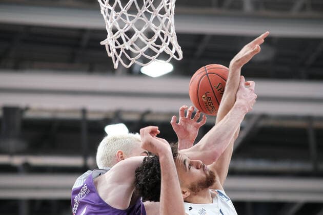 Philipp Hartwich (BG Goettingen, 15) im Zweikampf mit Brekkott Chapman (MLP Academics Heidelberg, 1) beim BBL Spiel der MLP Academics Heidelberg vs. BG Goettingen in der 1.Basketball Bundesliga am 04.12.2021 MLP Academics Heidelberg vs. BG Goettingen, Basketball, Easycredit BBL, 04.12.2021 Heidelberg Copyright: xEibner-Pressefotox xMichaelxBermelx