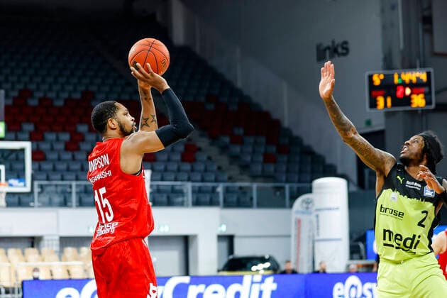 links Trevis Simpson (Brose Bamberg, 15) recht 02 Sacar Anim (medi Bayreuth) Brose Bamberg - medi Bayreuth - easyCredit-BBL - Basketball Bundesliga Saison 2021 22 Spieltag 9, 04.12.2021 Bamberg, Brose Arena link Shannon Scott (Brose Bamberg, 07) Copyright: DanielxLöb