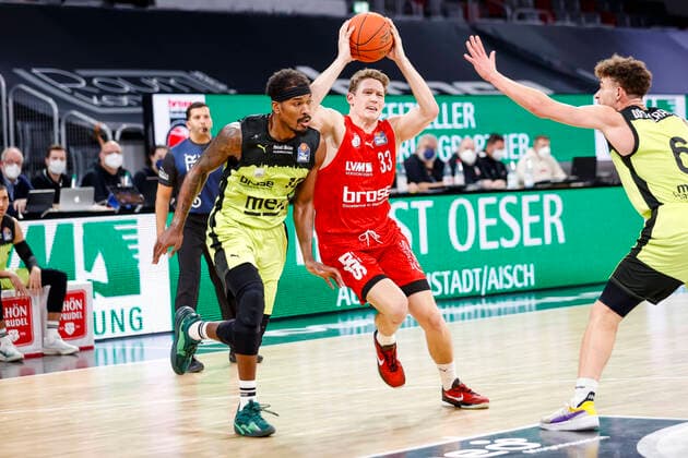 Mitte Patrick Heckmann (Brose Bamberg, 33) links 15 Terry Allen (medi Bayreuth) rechts 06 Kevin Wohlrath (medi Bayreuth) Brose Bamberg - medi Bayreuth - easyCredit-BBL - Basketball Bundesliga Saison 2021 22 Spieltag 9, 04.12.2021 Bamberg, Brose Arena link Shannon Scott (Brose Bamberg, 07) Copyright: DanielxLöb