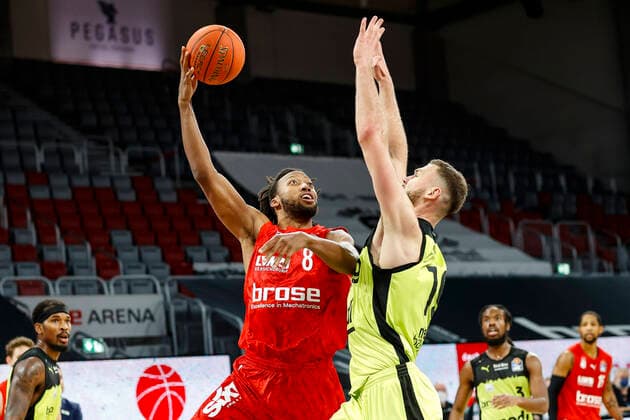 links Akil Mitchell (Brose Bamberg, 08) rechts 09 Kay Bruhnke (medi Bayreuth) Brose Bamberg - medi Bayreuth - easyCredit-BBL - Basketball Bundesliga Saison 2021 22 Spieltag 9, 04.12.2021 Bamberg, Brose Arena link Shannon Scott (Brose Bamberg, 07) Copyright: DanielxLöb