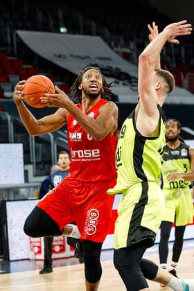 links Akil Mitchell (Brose Bamberg, 08) rechts 09 Kay Bruhnke (medi Bayreuth) Brose Bamberg - medi Bayreuth - easyCredit-BBL - Basketball Bundesliga Saison 2021 22 Spieltag 9, 04.12.2021 Bamberg, Brose Arena link Shannon Scott (Brose Bamberg, 07) Copyright: DanielxLöb