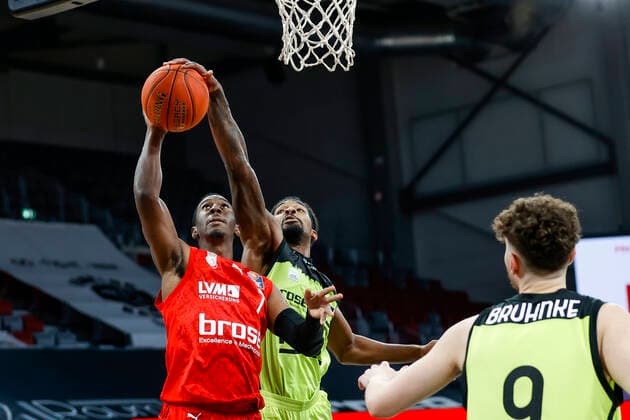 rechts 15 Terry Allen (medi Bayreuth) blockt Shannon Scott (Brose Bamberg, 07) Brose Bamberg - medi Bayreuth - easyCredit-BBL - Basketball Bundesliga Saison 2021 22 Spieltag 9, 04.12.2021 Bamberg, Brose Arena link Shannon Scott (Brose Bamberg, 07) Copyright: DanielxLöb