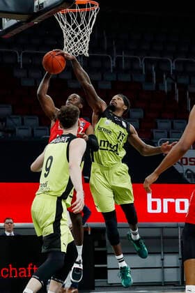 rechts 15 Terry Allen (medi Bayreuth) blockt Shannon Scott (Brose Bamberg, 07) Brose Bamberg - medi Bayreuth - easyCredit-BBL - Basketball Bundesliga Saison 2021 22 Spieltag 9, 04.12.2021 Bamberg, Brose Arena link Shannon Scott (Brose Bamberg, 07) Copyright: DanielxLöb