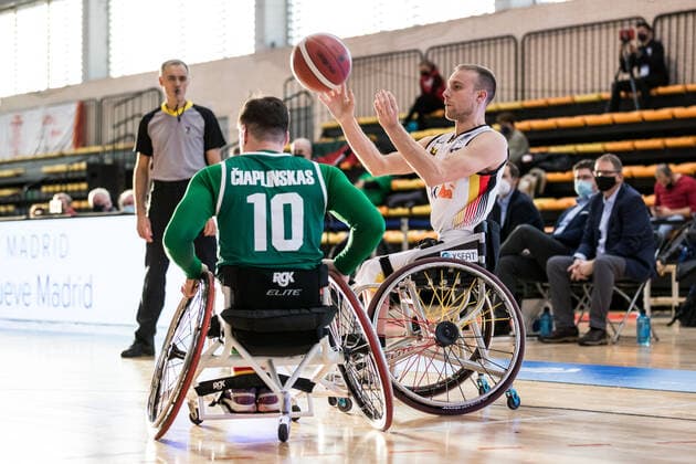 Europameisterschaft Rollstuhlbasketball 04.12.2021 MADRID, SPANIEN 4. Dezember - Rollstuhlbasketball, Deutschland gegen Litauen Herren, an Tag 1 der Europameisterschaft Rollstuhlbasketball am 04.12.2021 in Polid. Municipal Francisco Fernandez Ochoa in Madrid, Spanien. Edgaras Ciaplinskas (Litauen, 10), Thomas Boehme (Deutschland, 13) Copyright: xBEAUTIFULxSPORTS Wunderlx