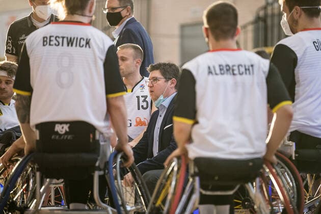Europameisterschaft Rollstuhlbasketball 04.12.2021 MADRID, SPANIEN 4. Dezember - Rollstuhlbasketball, Deutschland gegen Litauen Herren, an Tag 1 der Europameisterschaft Rollstuhlbasketball am 04.12.2021 in Polid. Municipal Francisco Fernandez Ochoa in Madrid, Spanien. Nicolai Zeltinger (Coach Deutschland) Copyright: xBEAUTIFULxSPORTS Wunderlx