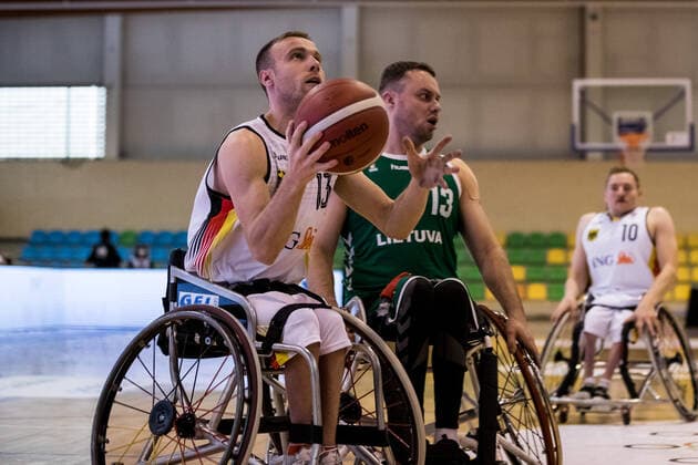 Europameisterschaft Rollstuhlbasketball 04.12.2021 MADRID, SPANIEN 4. Dezember - Rollstuhlbasketball, Deutschland gegen Litauen Herren, an Tag 1 der Europameisterschaft Rollstuhlbasketball am 04.12.2021 in Polid. Municipal Francisco Fernandez Ochoa in Madrid, Spanien. Thomas Boehme (Deutschland, 13), Dalius Zymantas (Litauen, 13) Copyright: xBEAUTIFULxSPORTS Wunderlx