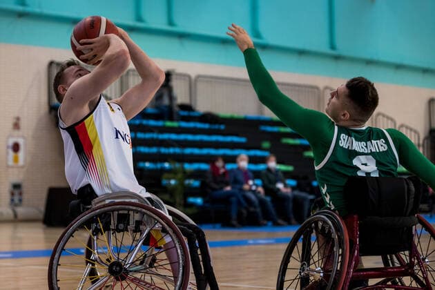 Europameisterschaft Rollstuhlbasketball 04.12.2021 MADRID, SPANIEN 4. Dezember - Rollstuhlbasketball, Deutschland gegen Litauen Herren, an Tag 1 der Europameisterschaft Rollstuhlbasketball am 04.12.2021 in Polid. Municipal Francisco Fernandez Ochoa in Madrid, Spanien. Jan Haller (Deutschland, 10), Erikas Siaurusaitis (Litauen, 8) Copyright: xBEAUTIFULxSPORTS Wunderlx