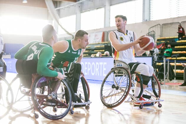 Europameisterschaft Rollstuhlbasketball 04.12.2021 MADRID, SPANIEN 4. Dezember - Rollstuhlbasketball, Deutschland gegen Litauen Herren, an Tag 1 der Europameisterschaft Rollstuhlbasketball am 04.12.2021 in Polid. Municipal Francisco Fernandez Ochoa in Madrid, Spanien. Dalius Zymantas (Litauen, 13), Aliaksandr Halouski (Deutschland, 14) Copyright: xBEAUTIFULxSPORTS Wunderlx