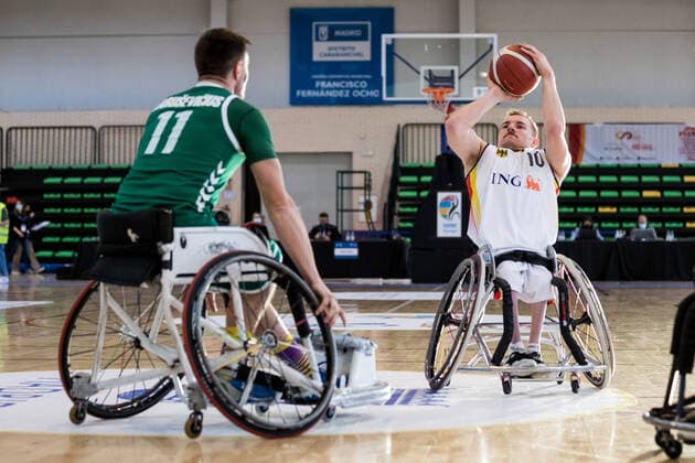 Europameisterschaft Rollstuhlbasketball 04.12.2021 MADRID, SPANIEN 4. Dezember - Rollstuhlbasketball, Deutschland gegen Litauen Herren, an Tag 1 der Europameisterschaft Rollstuhlbasketball am 04.12.2021 in Polid. Municipal Francisco Fernandez Ochoa in Madrid, Spanien. Martynas Jarusevicius (Litauen, 11), Jan Haller (Deutschland, 10) Copyright: xBEAUTIFULxSPORTS Wunderlx