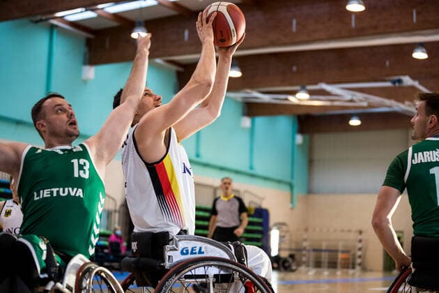 Europameisterschaft Rollstuhlbasketball 04.12.2021 MADRID, SPANIEN 4. Dezember - Rollstuhlbasketball, Deutschland gegen Litauen Herren, an Tag 1 der Europameisterschaft Rollstuhlbasketball am 04.12.2021 in Polid. Municipal Francisco Fernandez Ochoa in Madrid, Spanien. Dalius Zymantas (Litauen, 13), Aliaksandr Halouski (Deutschland, 14) Copyright: xBEAUTIFULxSPORTS Wunderlx