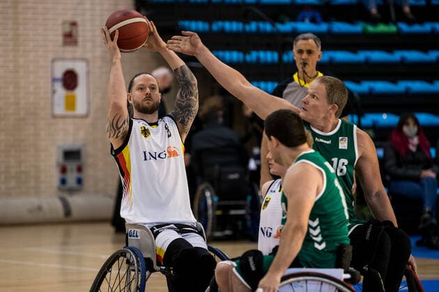 Europameisterschaft Rollstuhlbasketball 04.12.2021 MADRID, SPANIEN 4. Dezember - Rollstuhlbasketball, Deutschland gegen Litauen Herren, an Tag 1 der Europameisterschaft Rollstuhlbasketball am 04.12.2021 in Polid. Municipal Francisco Fernandez Ochoa in Madrid, Spanien. Joe Bestwick (Deutschland, 8), Saulius Kulboka (Litauen, 16) Copyright: xBEAUTIFULxSPORTS Wunderlx