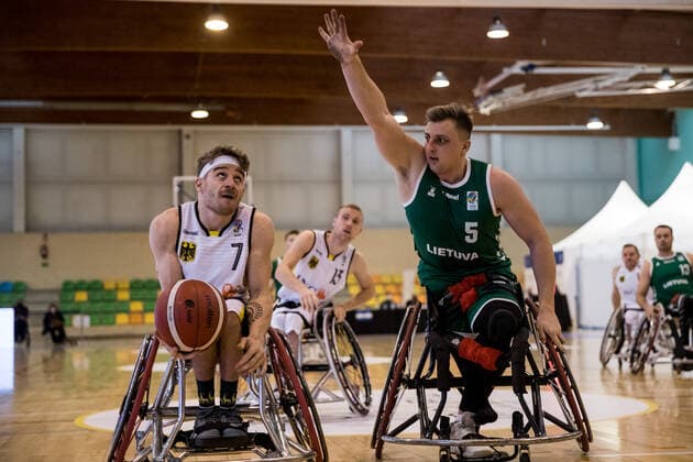 Europameisterschaft Rollstuhlbasketball 04.12.2021 MADRID, SPANIEN 4. Dezember - Rollstuhlbasketball, Deutschland gegen Litauen Herren, an Tag 1 der Europameisterschaft Rollstuhlbasketball am 04.12.2021 in Polid. Municipal Francisco Fernandez Ochoa in Madrid, Spanien. Christopher Huber (Deutschland, 7), Zymantas Bucinskas (Litauen, 5) Copyright: xBEAUTIFULxSPORTS Wunderlx