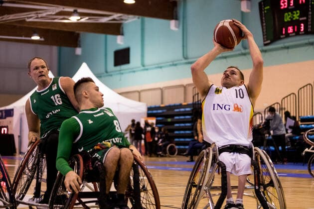 Europameisterschaft Rollstuhlbasketball 04.12.2021 MADRID, SPANIEN 4. Dezember - Rollstuhlbasketball, Deutschland gegen Litauen Herren, an Tag 1 der Europameisterschaft Rollstuhlbasketball am 04.12.2021 in Polid. Municipal Francisco Fernandez Ochoa in Madrid, Spanien. Erikas Siaurusaitis (Litauen, 8), Jan Haller (Deutschland, 10) Copyright: xBEAUTIFULxSPORTS Wunderlx