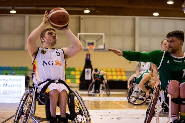 Europameisterschaft Rollstuhlbasketball 04.12.2021 MADRID, SPANIEN 4. Dezember - Rollstuhlbasketball, Deutschland gegen Litauen Herren, an Tag 1 der Europameisterschaft Rollstuhlbasketball am 04.12.2021 in Polid. Municipal Francisco Fernandez Ochoa in Madrid, Spanien. Oliver Jantz (Deutschland, 5), Edgaras Ciaplinskas (Litauen, 10) Copyright: xBEAUTIFULxSPORTS Wunderlx