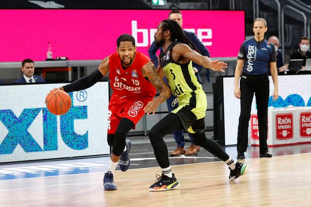 links Trevis Simpson (Brose Bamberg, 15) rechts 03 Marcus Thornton (medi Bayreuth) Brose Bamberg - medi Bayreuth - easyCredit-BBL - Basketball Bundesliga Saison 2021 22 Spieltag 9, 04.12.2021 Bamberg, Brose Arena link Shannon Scott (Brose Bamberg, 07) Copyright: DanielxLöb