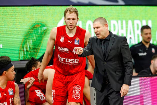 rechts Headcoach Oren Amiel (Brose Bamberg) links Christian Sengfelder (Brose Bamberg, 43) Brose Bamberg - medi Bayreuth - easyCredit-BBL - Basketball Bundesliga Saison 2021 22 Spieltag 9, 04.12.2021 Bamberg, Brose Arena link Shannon Scott (Brose Bamberg, 07) Copyright: DanielxLöb