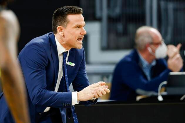 Headcoach Raoul Korner (medi Bayreuth) Brose Bamberg - medi Bayreuth - easyCredit-BBL - Basketball Bundesliga Saison 2021 22 Spieltag 9, 04.12.2021 Bamberg, Brose Arena link Shannon Scott (Brose Bamberg, 07) Copyright: DanielxLöb