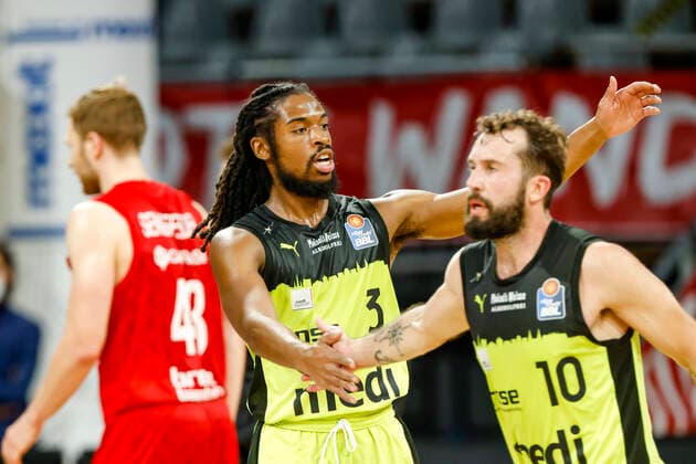 Bayreuther Freude links 03 Marcus Thornton (medi Bayreuth) recht 10 Bastian Doreth (medi Bayreuth) Brose Bamberg - medi Bayreuth - easyCredit-BBL - Basketball Bundesliga Saison 2021 22 Spieltag 9, 04.12.2021 Bamberg, Brose Arena link Shannon Scott (Brose Bamberg, 07) Copyright: DanielxLöb