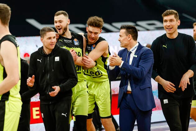Bayreuther Jubel vlnr 19 Martynas Sajus (medi Bayreuth) 06 Kevin Wohlrath (medi Bayreuth) Headcoach Raoul Korner (medi Bayreuth) 11 Andreas Seiferth (medi Bayreuth) Brose Bamberg - medi Bayreuth - easyCredit-BBL - Basketball Bundesliga Saison 2021 22 Spieltag 9, 04.12.2021 Bamberg, Brose Arena link Shannon Scott (Brose Bamberg, 07) Copyright: DanielxLöb