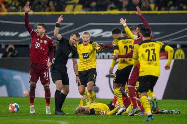 Sport Themen der Woche KW48 Sport Bilder des Tages Fußball: 1. Bundesliga, 14. Spieltag, Borussia Dortmund - FC Bayern München am 04.12.2021 im Signal-Iduna-Park in Dortmund (Nordrhein-Westfalen). Dortmund s Julian Brandt am Boden, Beswusstlos, verletzt, DFL REGULATIONS PROHIBIT ANY USE OF PHOTOGRAPHS AS IMAGE SEQUENCES AND OR QUASI-VIDEO. *** Football 1 Bundesliga, Matchday 14, Borussia Dortmund FC Bayern Munich on 04 12 2021 at Signal Iduna Park in Dortmund North Rhine Westphalia Dortmund s Julian Brandt down, unconscious, injured, DFL REGULATES PROHIBIT ANY USE OF PHOTOGRAPHS AS IMAGE SEQUENCES AND OR QUASI VIDEO Copyright: xChristopherxNeundorfx