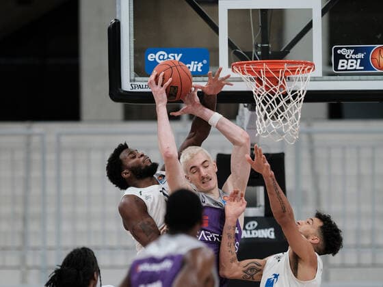 Philipp Hartwich (BG Goettingen, 15) im Zweikampf mit Kelvin Martin (MLP Academics Heidelberg, 10) und Jordan Geist (MLP Academics Heidelberg, 15) beim BBL Spiel der MLP Academics Heidelberg vs. BG Goettingen in der 1.Basketball Bundesliga am 04.12.2021 MLP Academics Heidelberg vs. BG Goettingen, Basketball, Easycredit BBL, 04.12.2021 Heidelberg Copyright: xEibner-Pressefotox xMichaelxBermelx