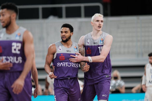 Jeff Roberson (BG Goettingen, 5) und Philipp Hartwich (BG Goettingen, 15) beim BBL Spiel der MLP Academics Heidelberg vs. BG Goettingen in der 1.Basketball Bundesliga am 04.12.2021 MLP Academics Heidelberg vs. BG Goettingen, Basketball, Easycredit BBL, 04.12.2021 Heidelberg Copyright: xEibner-Pressefotox xMichaelxBermelx