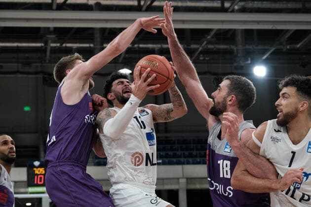 Jordan Geist (MLP Academics Heidelberg, 15) im Zweikampf mit Mathias Moenninghoff (BG Goettingen, 17) und Harper Kamp (BG Goettingen, 18) und beim BBL Spiel der MLP Academics Heidelberg vs. BG Goettingen in der 1.Basketball Bundesliga am 04.12.2021 MLP Academics Heidelberg vs. BG Goettingen, Basketball, Easycredit BBL, 04.12.2021 Heidelberg Copyright: xEibner-Pressefotox xMichaelxBermelx
