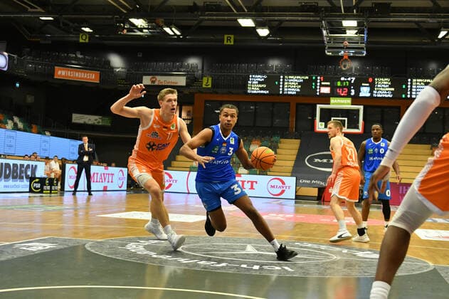 Nils Schmitz (PS Karlsruhe Lions 3) gegen Robin Lodders (Rasta Vechta 11) Basketball, BARMER 2. Basketball Bundesliga, Saison 2010 22, RASTA Vechta - PS Karlsruhe Lions, 4.12.2021, 12. Spieltag, Rasta Dome Vechta Copyright: xWenzel Eibner-Pressefotox RVA