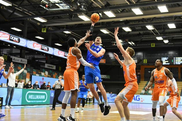 Matthew Freeman (PS Karlsruhe Lions 9) zwischen Preston Purifoy (Rasta Vechta 24) und Robin Lodders (Rasta Vechta 11) Basketball, BARMER 2. Basketball Bundesliga, Saison 2010 22, RASTA Vechta - PS Karlsruhe Lions, 4.12.2021, 12. Spieltag, Rasta Dome Vechta Copyright: xWenzel Eibner-Pressefotox RVA