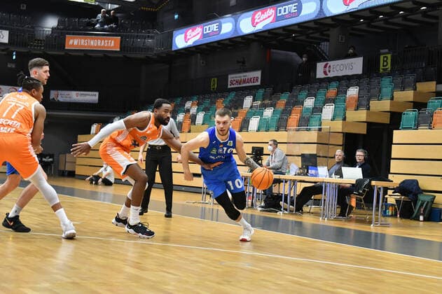 Ferdinand Zylka (PS Karlsruhe Lions 10) mit Preston Purifoy (Rasta Vechta 24) Basketball, BARMER 2. Basketball Bundesliga, Saison 2010 22, RASTA Vechta - PS Karlsruhe Lions, 4.12.2021, 12. Spieltag, Rasta Dome Vechta Copyright: xWenzel Eibner-Pressefotox RVA