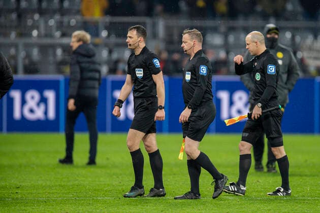 Fußball: 1. Bundesliga, 14. Spieltag, Borussia Dortmund - FC Bayern München am 04.12.2021 im Signal-Iduna-Park in Dortmund (Nordrhein-Westfalen). Schiedsrichtergespann geht vom Platz, Felix Zwayer, DFL REGULATIONS PROHIBIT ANY USE OF PHOTOGRAPHS AS IMAGE SEQUENCES AND OR QUASI-VIDEO. Copyright: xChristopherxNeundorfx