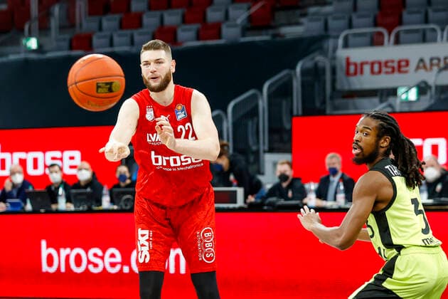 links Martinas Geben (Brose Bamberg, 22) rechts 03 Marcus Thornton (medi Bayreuth) Brose Bamberg - medi Bayreuth - easyCredit-BBL - Basketball Bundesliga Saison 2021 22 Spieltag 9, 04.12.2021 Bamberg, Brose Arena link Shannon Scott (Brose Bamberg, 07) Copyright: DanielxLöb