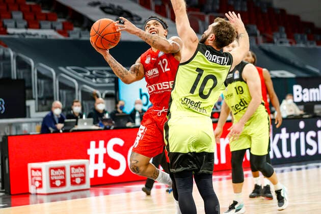 links Justin Robinson (Brose Bamberg, 12) rechts 10 Bastian Doreth (medi Bayreuth) Brose Bamberg - medi Bayreuth - easyCredit-BBL - Basketball Bundesliga Saison 2021 22 Spieltag 9, 04.12.2021 Bamberg, Brose Arena link Shannon Scott (Brose Bamberg, 07) Copyright: DanielxLöb