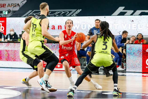 Mitte Omar Prewitt (Brose Bamberg, 04) link 19 Martynas Sajus (medi Bayreuth) rechts 03 Marcus Thornton (medi Bayreuth) Brose Bamberg - medi Bayreuth - easyCredit-BBL - Basketball Bundesliga Saison 2021 22 Spieltag 9, 04.12.2021 Bamberg, Brose Arena link Shannon Scott (Brose Bamberg, 07) Copyright: DanielxLöb