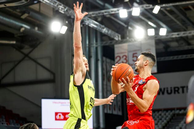 rechts Dominic Lockhart (Brose Bamberg, 03) Brose Bamberg - medi Bayreuth - easyCredit-BBL - Basketball Bundesliga Saison 2021 22 Spieltag 9, 04.12.2021 Bamberg, Brose Arena link Shannon Scott (Brose Bamberg, 07) Copyright: DanielxLöb